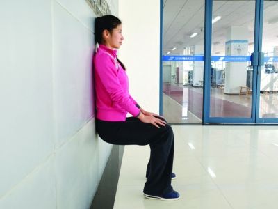 每天靠墙蹲可有效保护膝关节_新浪大连健康